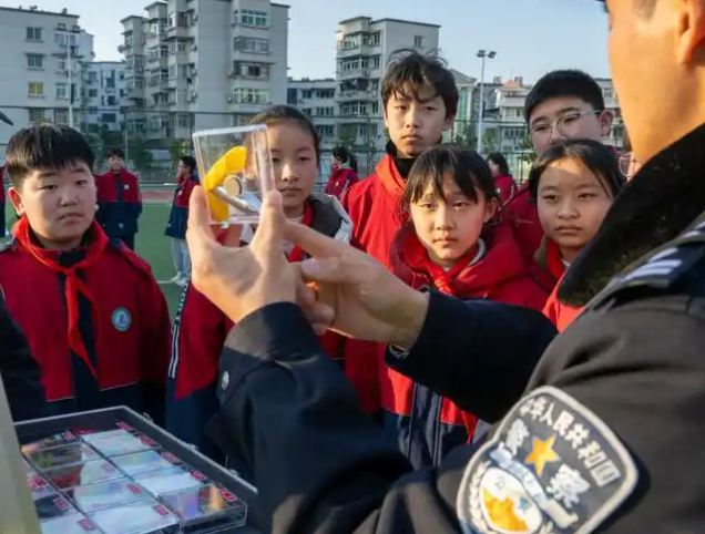 进行课程学习或展开全学科阅读推动讲堂教学向实践育人拓展